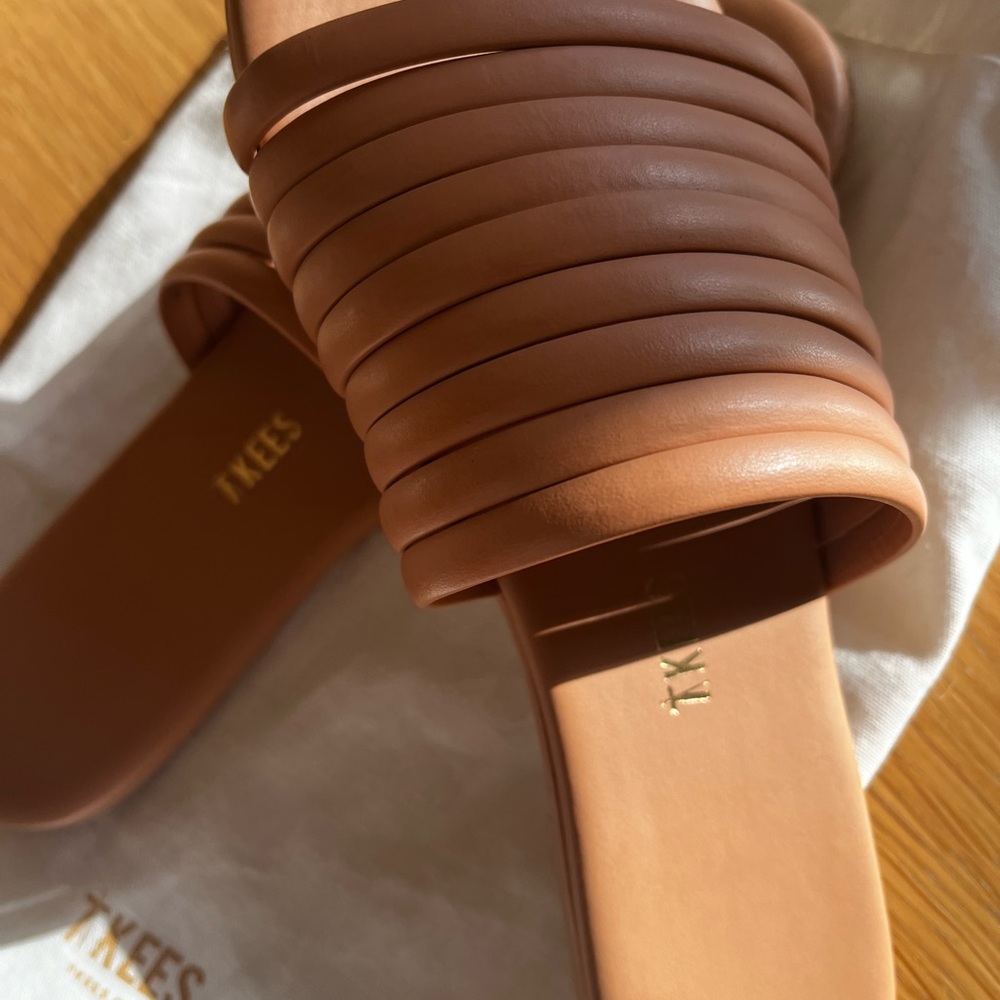 NIB TKEES. Size 7 Camel Color